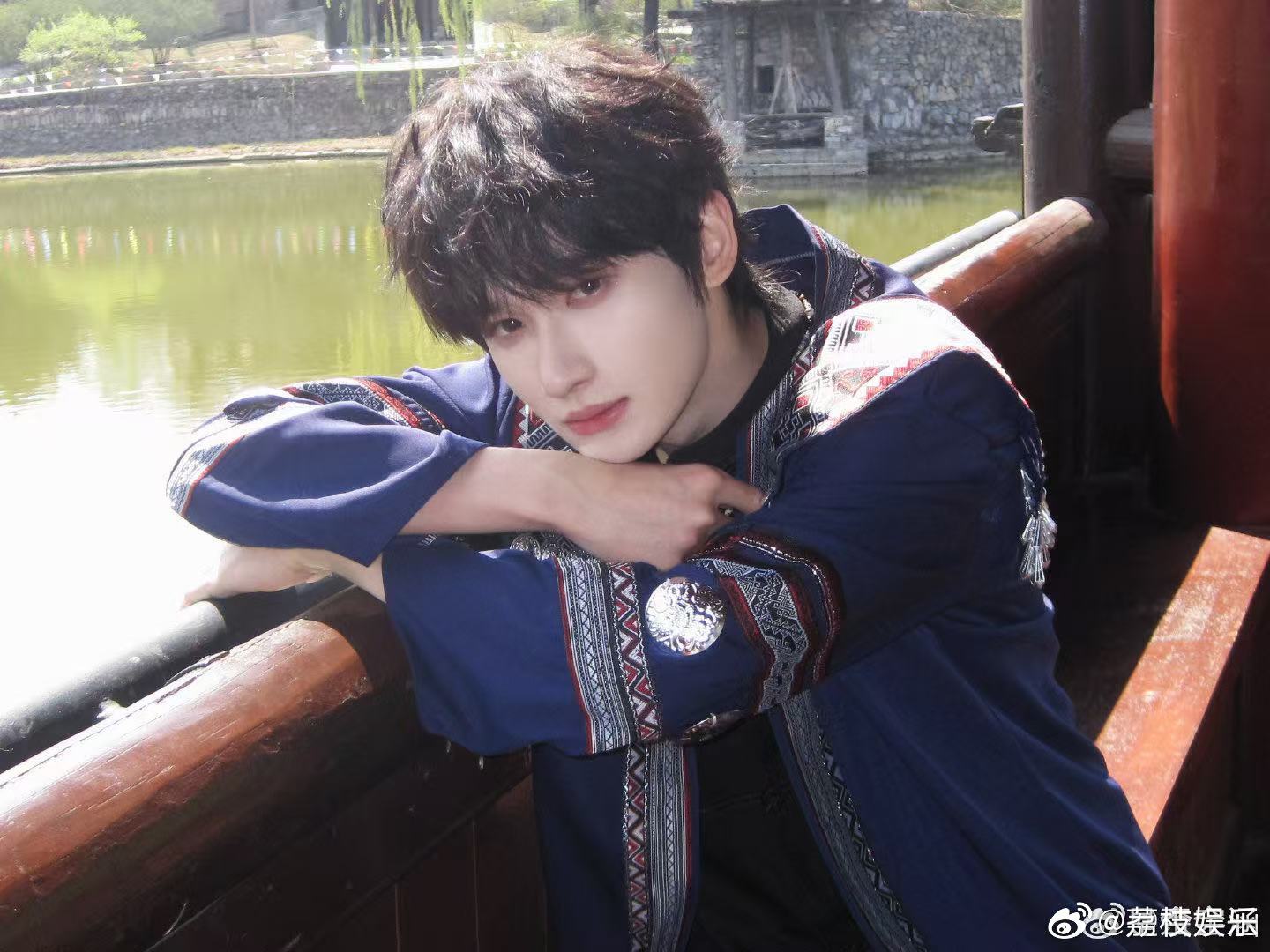 还以为余宇涵穿了个长裙 谁懂这种错觉，远远看过去真以为余宇涵穿长裙了，配上他一本