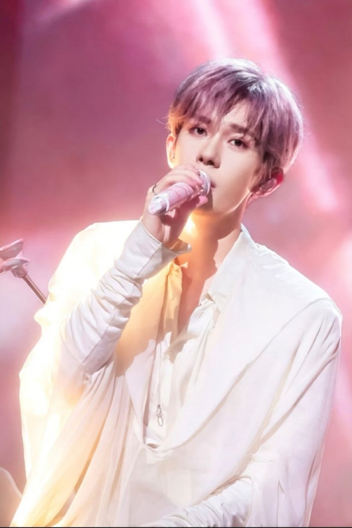 粉丝要求红果下架易烊千玺AI短剧刚看了下🥝里面也有易烊千玺ai短剧！ 