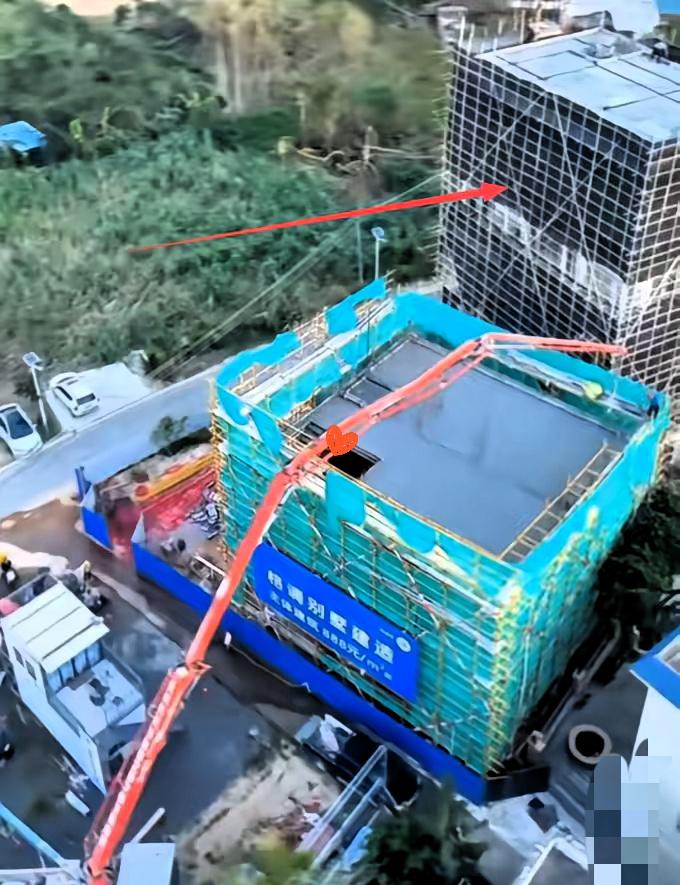 全红婵的邻居不淡定了，
全红婵家新房刚封顶第三层，
隔壁邻居的房子已经高得快看不