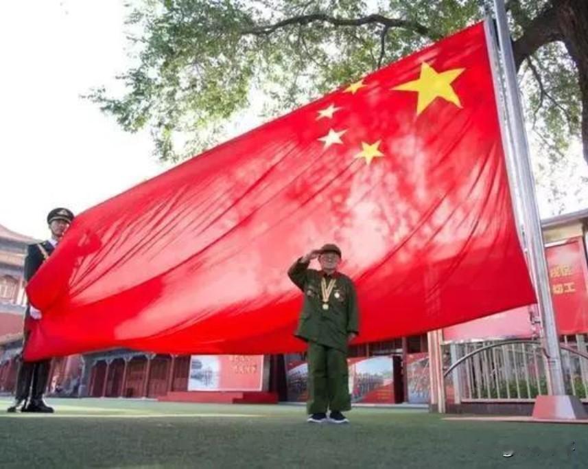 他的姑父是抗日名将宋哲元。
于是小学一毕业，他就去找姑父，要求参军。
姑父说太小