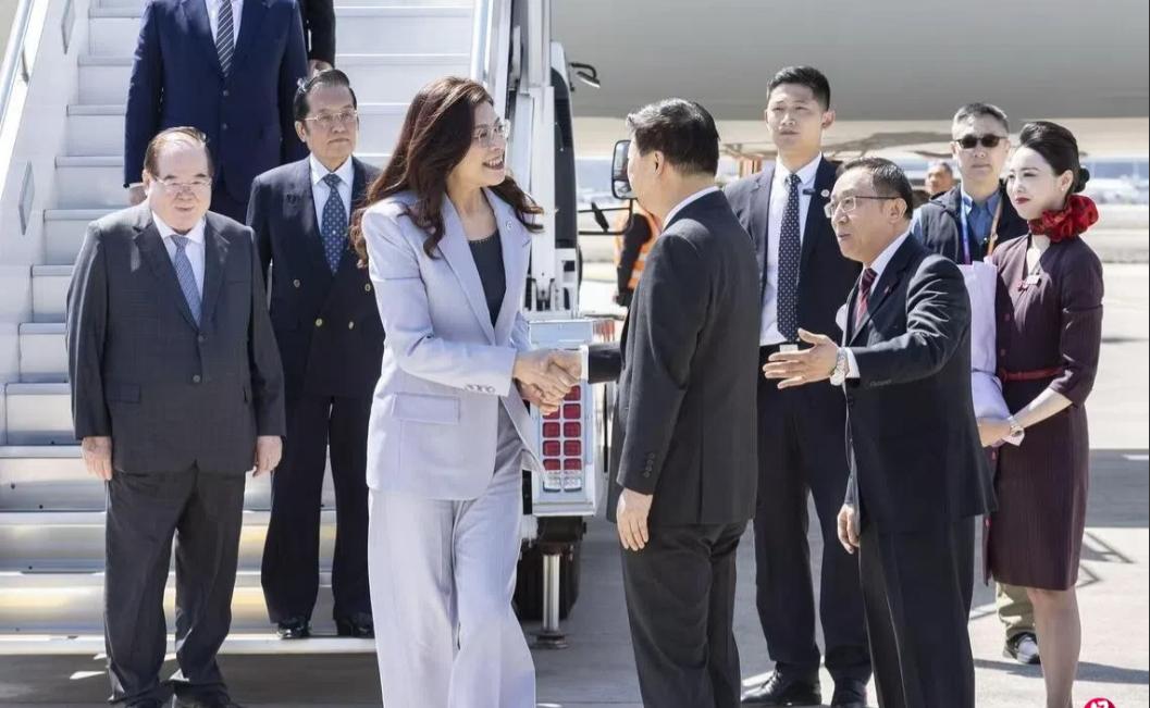 吴成典今天在松山机场那段话，分量重得惊人！他当着所有镜头喊出一句——国共两党一起