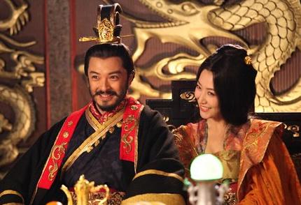 912 年，朱温召来儿媳王氏侍寝，没曾想王氏凑近他耳边轻声说：“你儿子要谋反！”