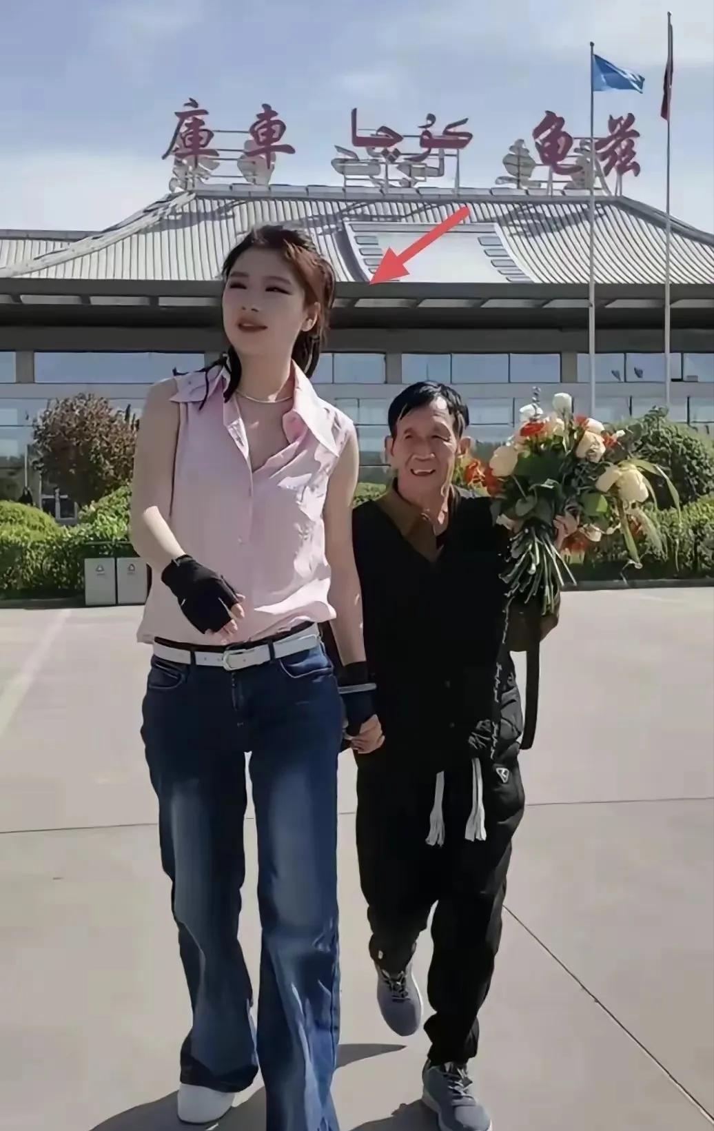 张白鸽真的太让人感动了！她养父含辛茹苦把她养大，她一直记着这份恩情。为了让养父有