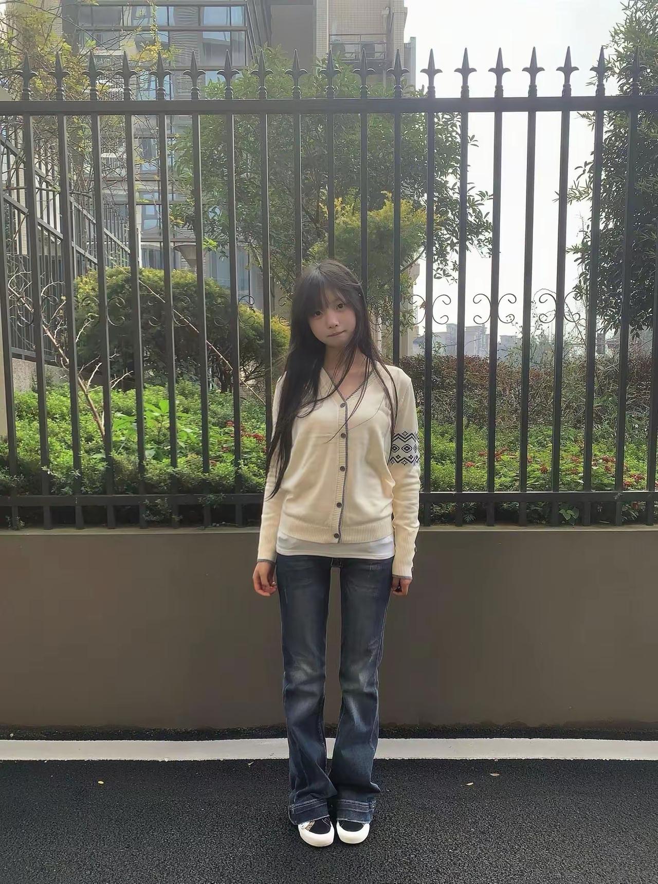 简约风穿搭，白色毛衣搭配牛仔裤，清新自然。简约穿搭牛仔裤