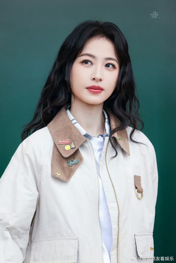 想魂穿周雨彤手里牵着的那只小狗被周雨彤的英伦风硬控了 羊毛卷姐姐低头跟小狗贴贴，