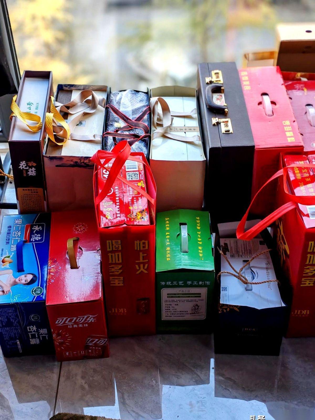 后备箱塞到关不上门，最后拿绳子硬是捆上的。
就这么一车“破烂”，我今儿早上用板车