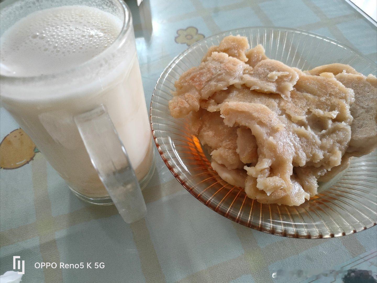 每日一餐分享今日早餐……豆浆➕红糖饼，不太好看（主要是手残）味道还是可以的，缺了