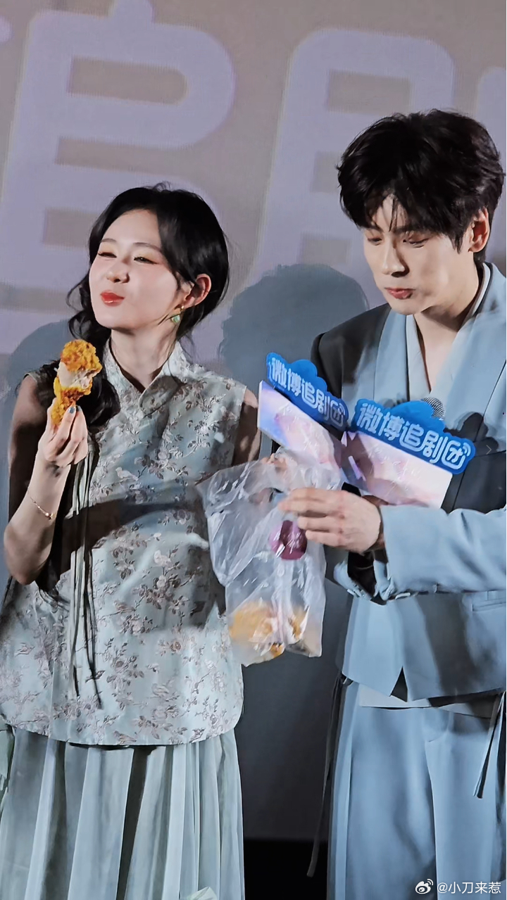 郑合惠子喂魏哲鸣吃鸡腿 刷到这段直接截图当锁屏！魏哲鸣咬鸡腿时嘴角沾了点油，郑合