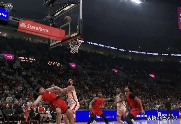 亚当斯杨瀚森卡位互吃犯规，小杨卡位进步明显，力量短板仍需补足

亚当斯vs杨瀚森