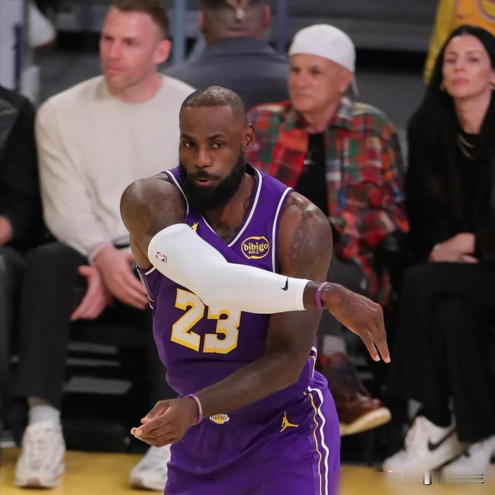 这一场球看得人心惊肉跳，老詹那张老脸差点挂不住。
全场只拿10分，这要是搁十年