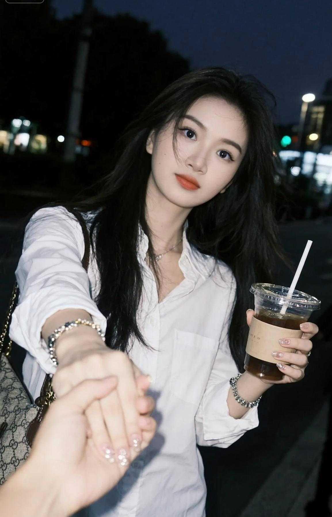 都市打工人的日常，下班后与朋友手拉手赴约，喝上一杯冰美式，一天工作的疲劳将消失殆