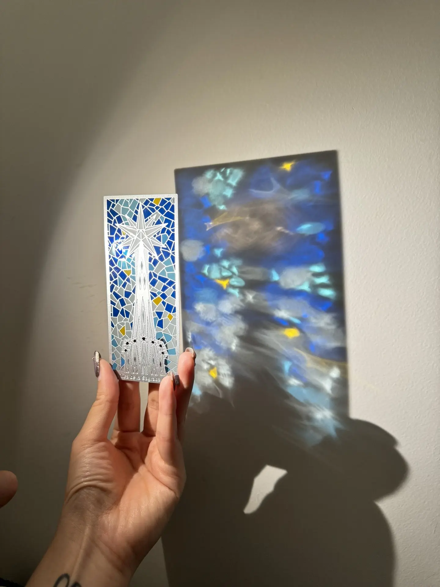 关于我花了小一千在西班牙买冰箱贴这件事。西班牙的冰箱贴死贵死贵的，但也真的是天花板了。
透光系列真的美到爆！圣家堂的烛台也很值得！
不买肯定是要后悔死，所以干脆买买买吧！