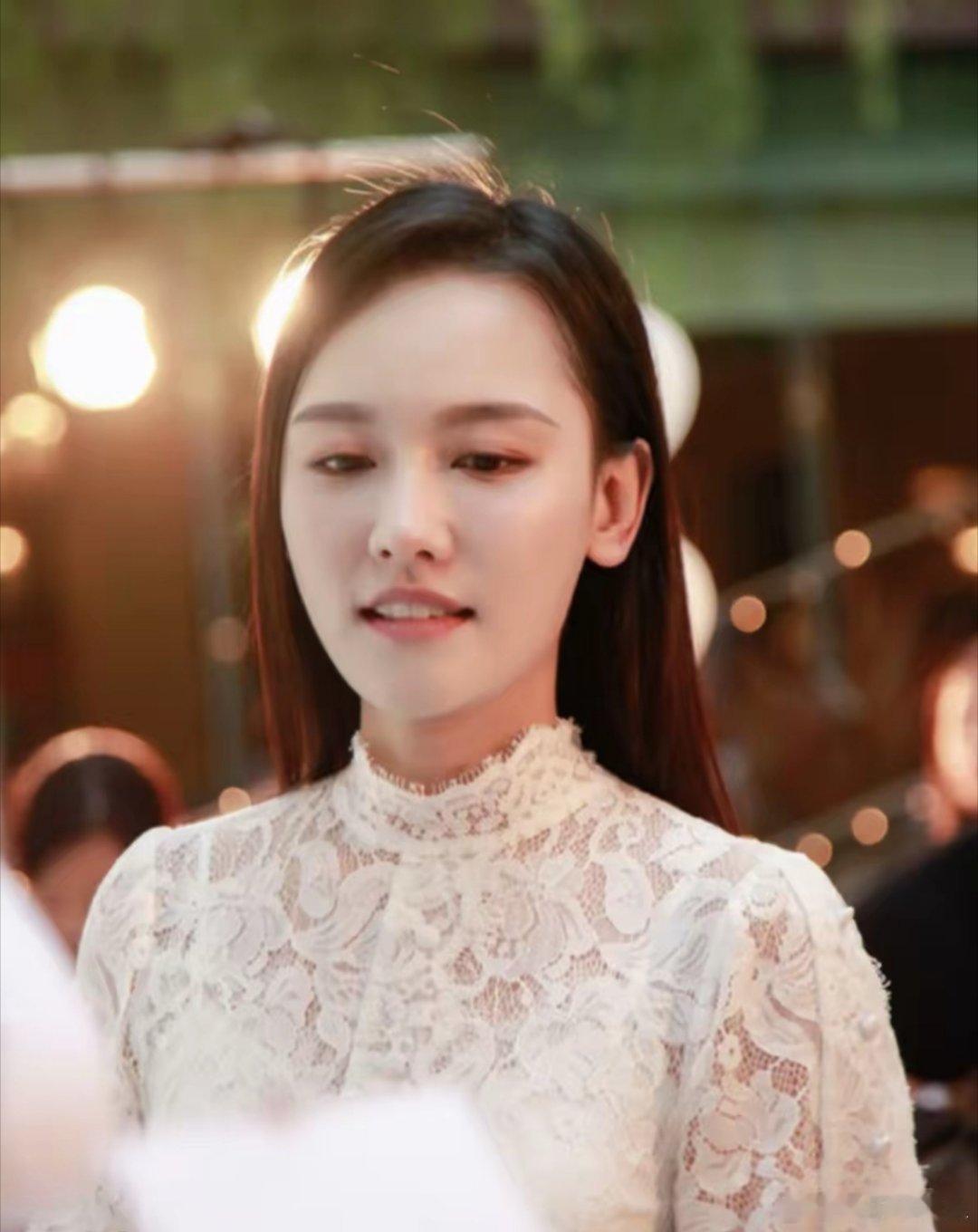 说句不好听的。她跟任重搁一块儿。怎么看怎么顺眼，比跟李响那会儿强太多。任重那种帅