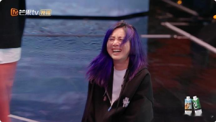 卫兰一句口误杨千嬅笑到跪地 卫兰的一句口误让杨千嬅笑成了“跪地状态”，真是逗笑全