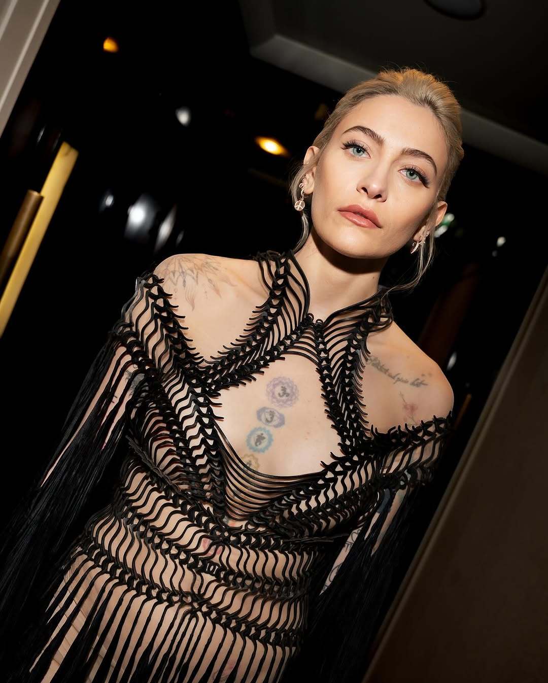 Paris Jackson 和Danai Gurira 亮相卢浮宫慈善晚宴，上身