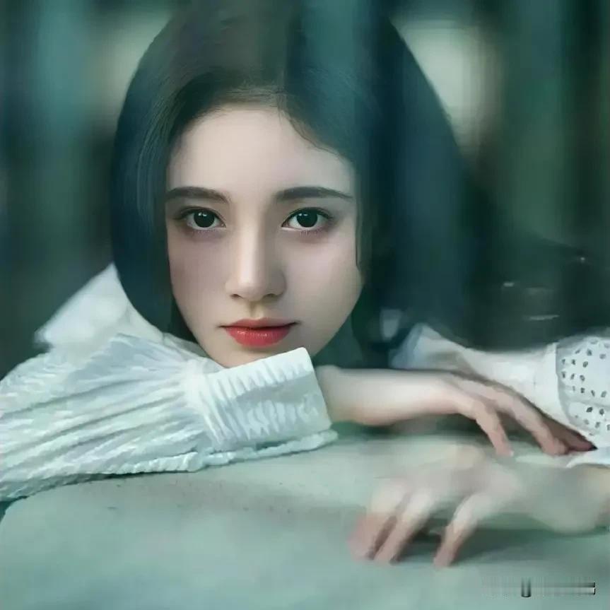 无聊聊聊
有一女性，长得漂亮，被一男性玩了还送进“小黑屋”，家里人不敢说出真相，