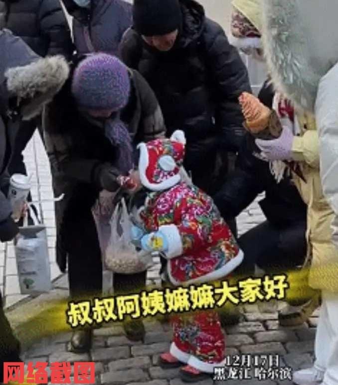 黑龙江哈尔滨有广东妈妈带着三岁女儿来这里旅游，看到母女两人都是非常高兴与兴奋。