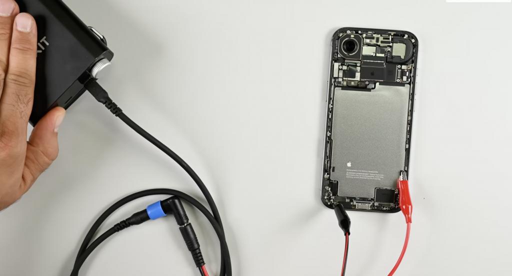 拆解新 iPhone 的「高原」设计，以及「可替换电池」的线索