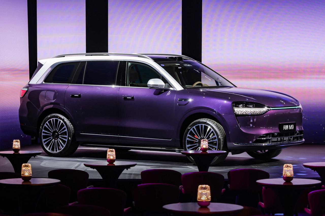 在问界M9星光之夜的现场，多位车主分享了与这辆车有关的生活片段。有的是清晨通勤的