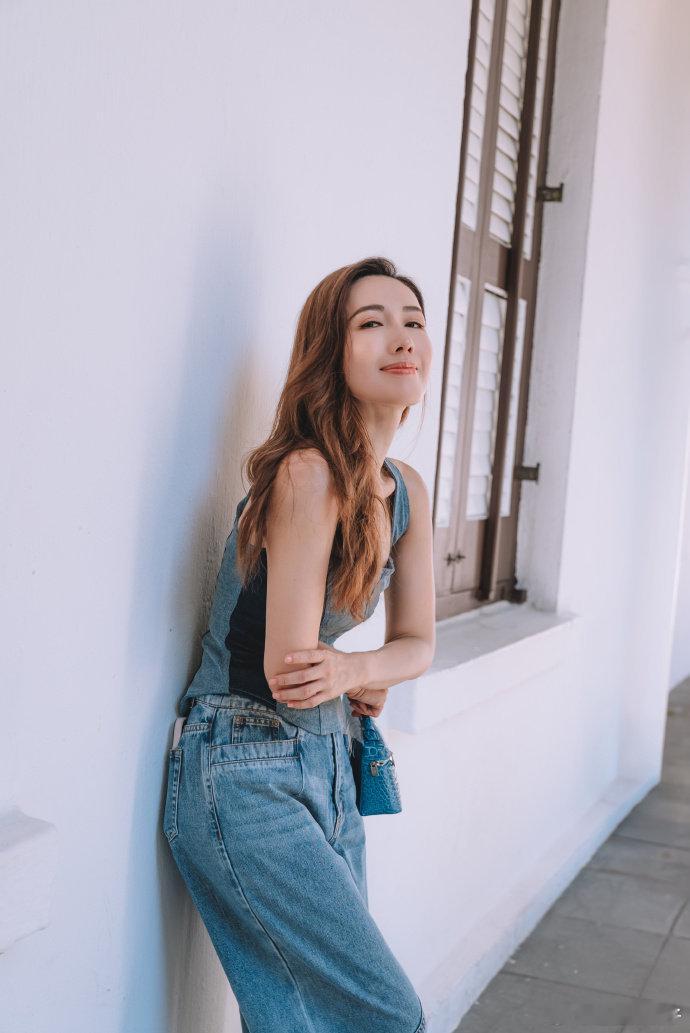 李施嬅没去浪姐却又弹又唱好酷，啥时候才能像李施嬅一样唱歌如此轻松的，而且还会弹琴