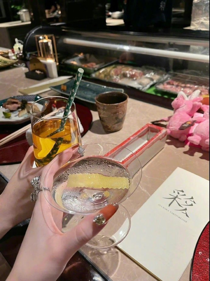 一个人在家看电视并不算寂寞，苍白地坐在话不投机人群之中，才真正凄清。——亦舒《随