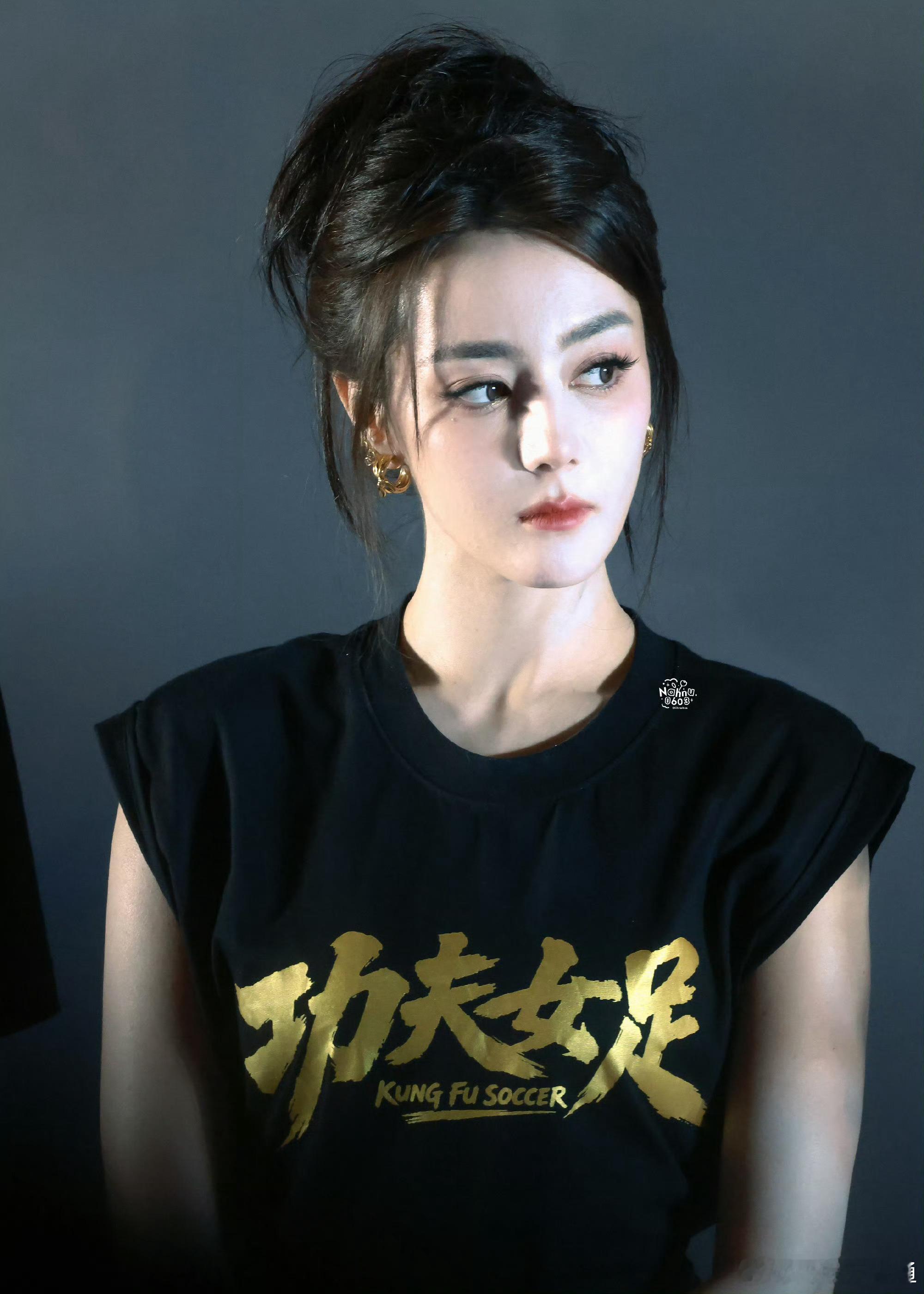 迪丽热巴回复周星驰的情商热巴美商高也就算了，情商还那么高。一句“大美女晒黑了也好