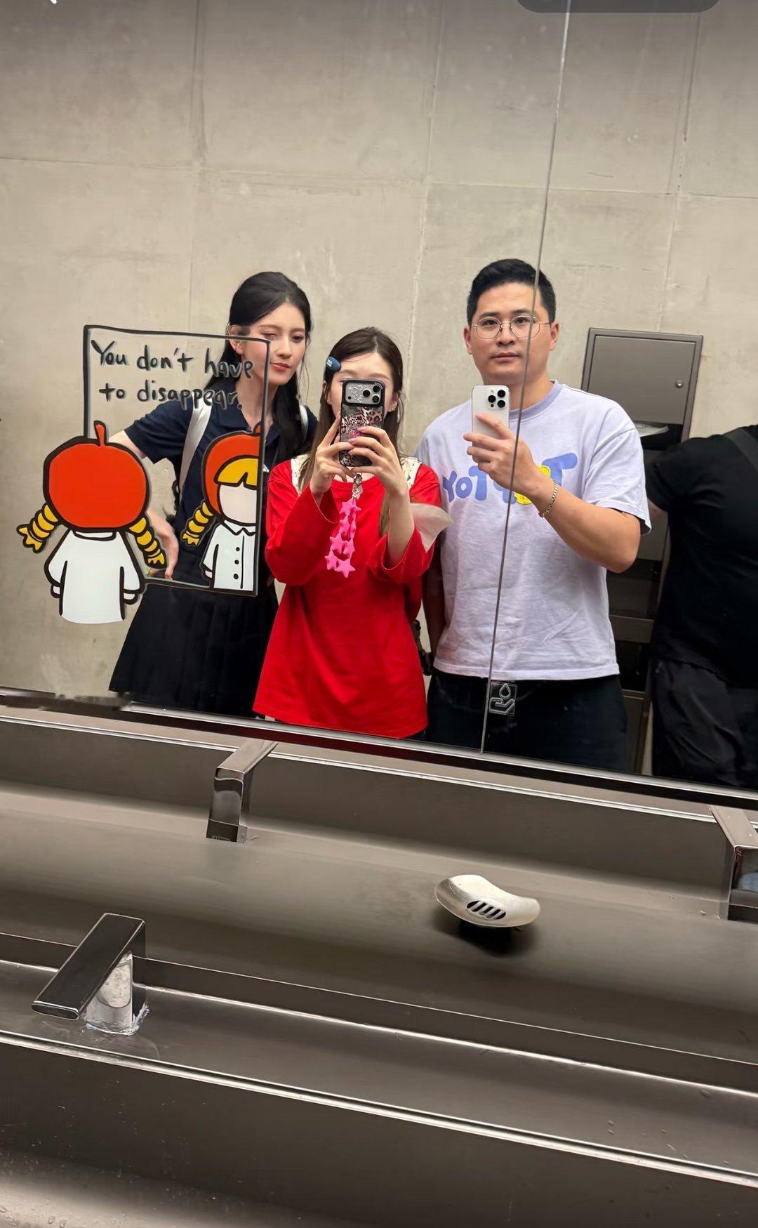 赵露思 新鲜的照片 红色 