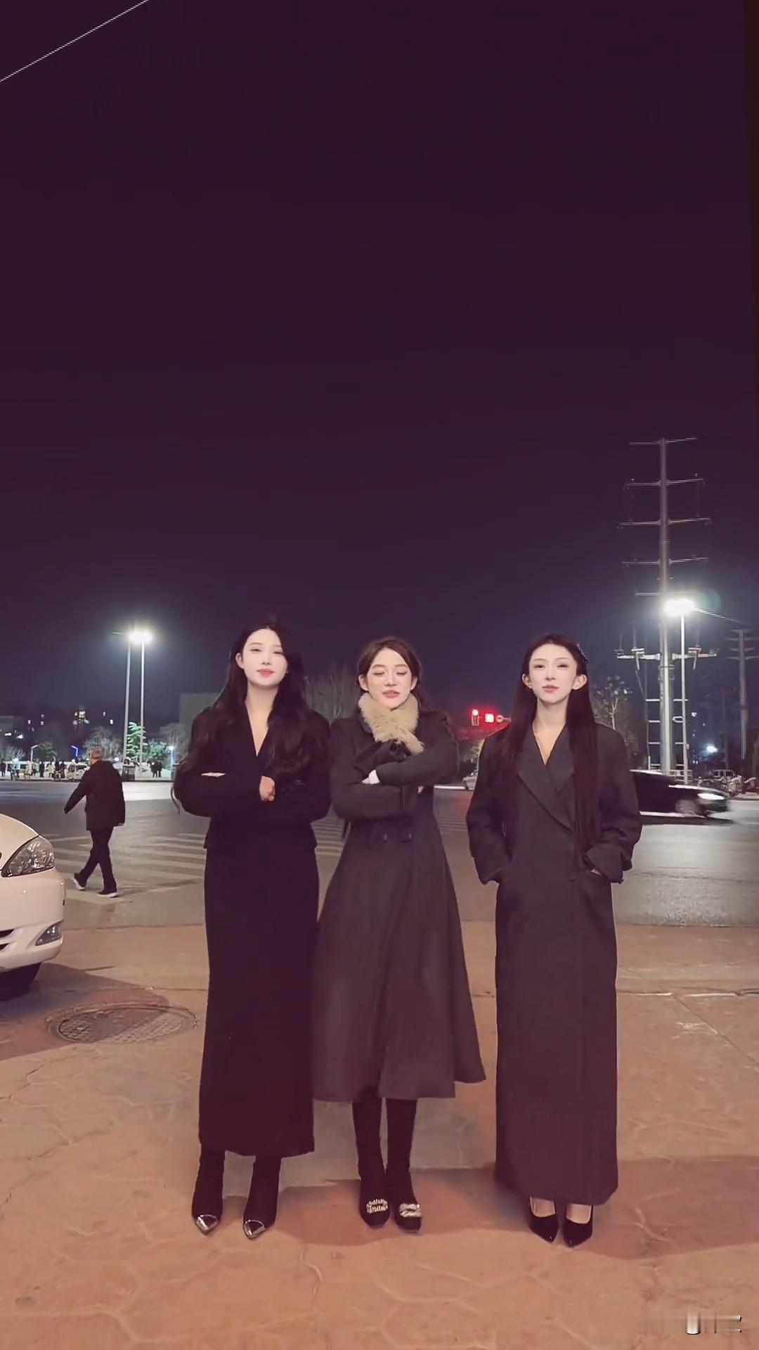 姐妹相聚，时光不老，一个比一个疯，一时兴起居然在马路上跳舞姐妹尽兴游玩 姐妹相约