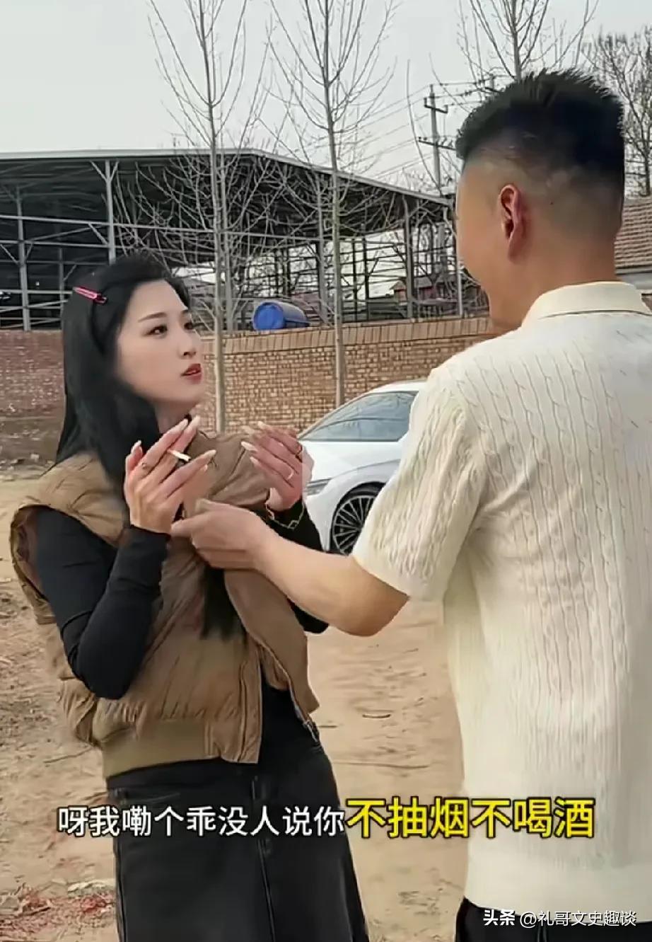 男子相亲时做法真聪明。男子跟媒人一起来相亲，媒人告诉他说这个女孩既漂亮又是适合过