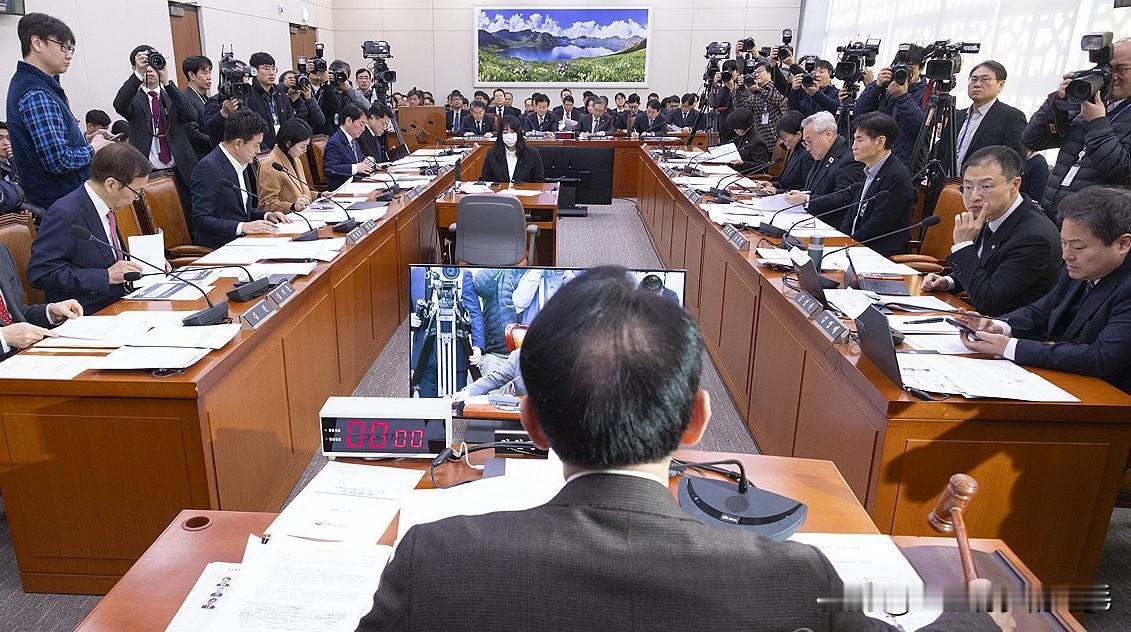 1月28日，韩国国会外交统一委员会就美国总统提出的对韩关税上调政策展开激烈辩论。