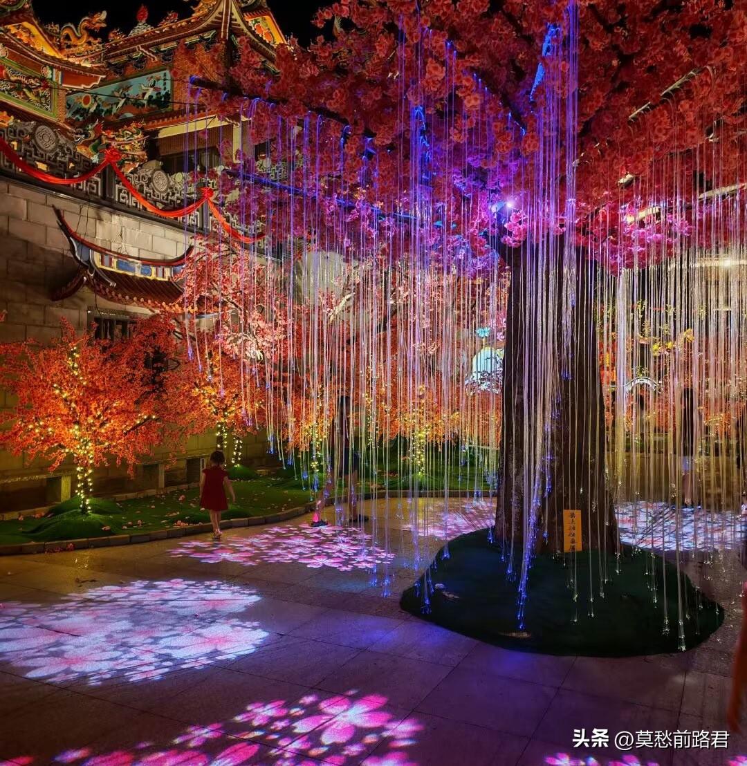经常骑电动车出门的女人，下雨天一定要更加注意安全，把自己的安全放在第一位。朋友给