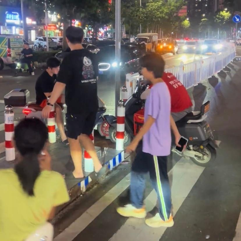 巅峰对决，一外卖员和年轻小伙在马路上互不相让，从夜里一直对峙到早晨 ，都不肯离开
