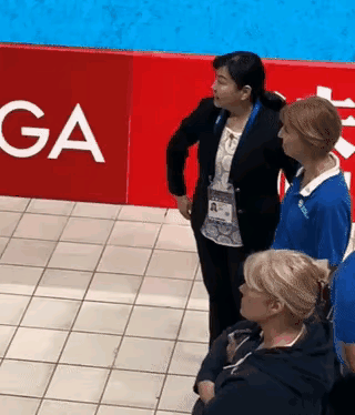 周继红现身北京总决赛，卸任国家跳水队领队的周继红轻松很多，越发的年轻自信霸气洒脱