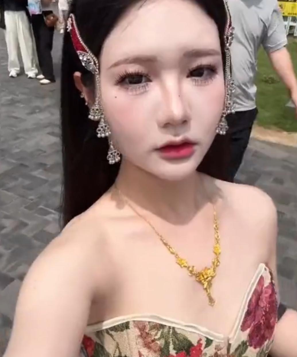 “我第一次见这么迂腐的寺院！”一句话点燃了网络争论。6月3日的江苏徐州宝莲寺门口