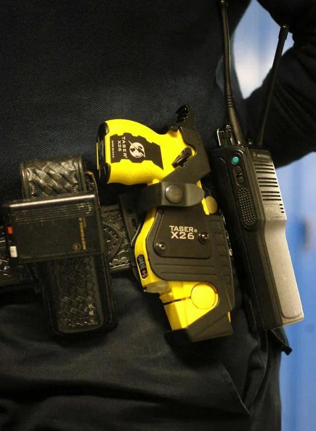 美国如今最流行的自卫武器是泰瑟枪，可以发射每秒60m初速的飞镖，每次发射打出两发