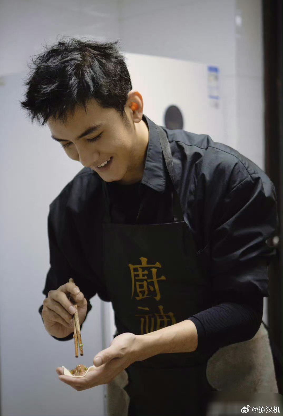肖顺尧可真是一个上得舞台，下得厨房的妙人啊，👍图二饺子居然是他那个练了铁砂掌一