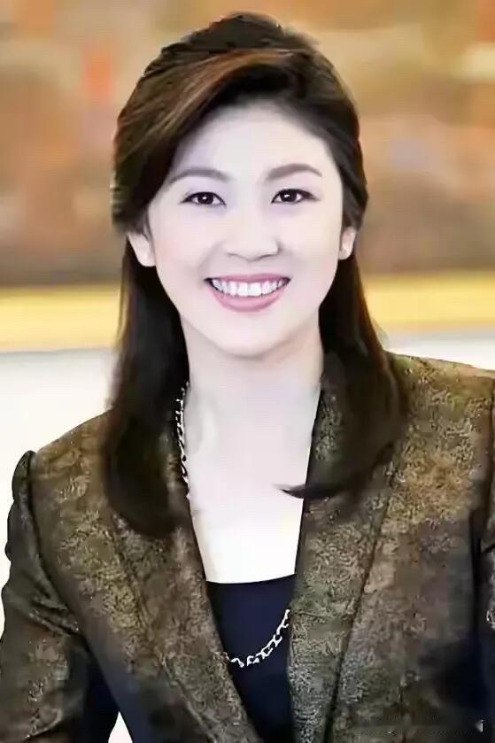 她不是一眼就令人惊艳的美人，但她长相清纯干净，特别的有灵气，是跟朱琳一样有气质的