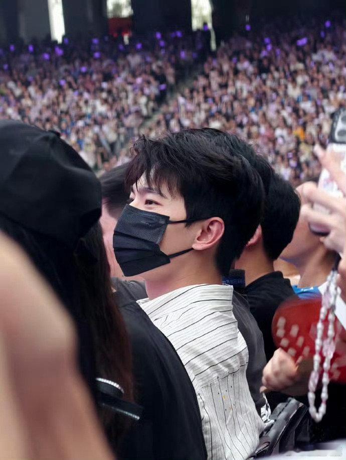 林俊杰cue杨洋林俊杰演唱会cue杨洋 ​林俊杰演唱会cue杨洋，太好看啦⌓‿⌓