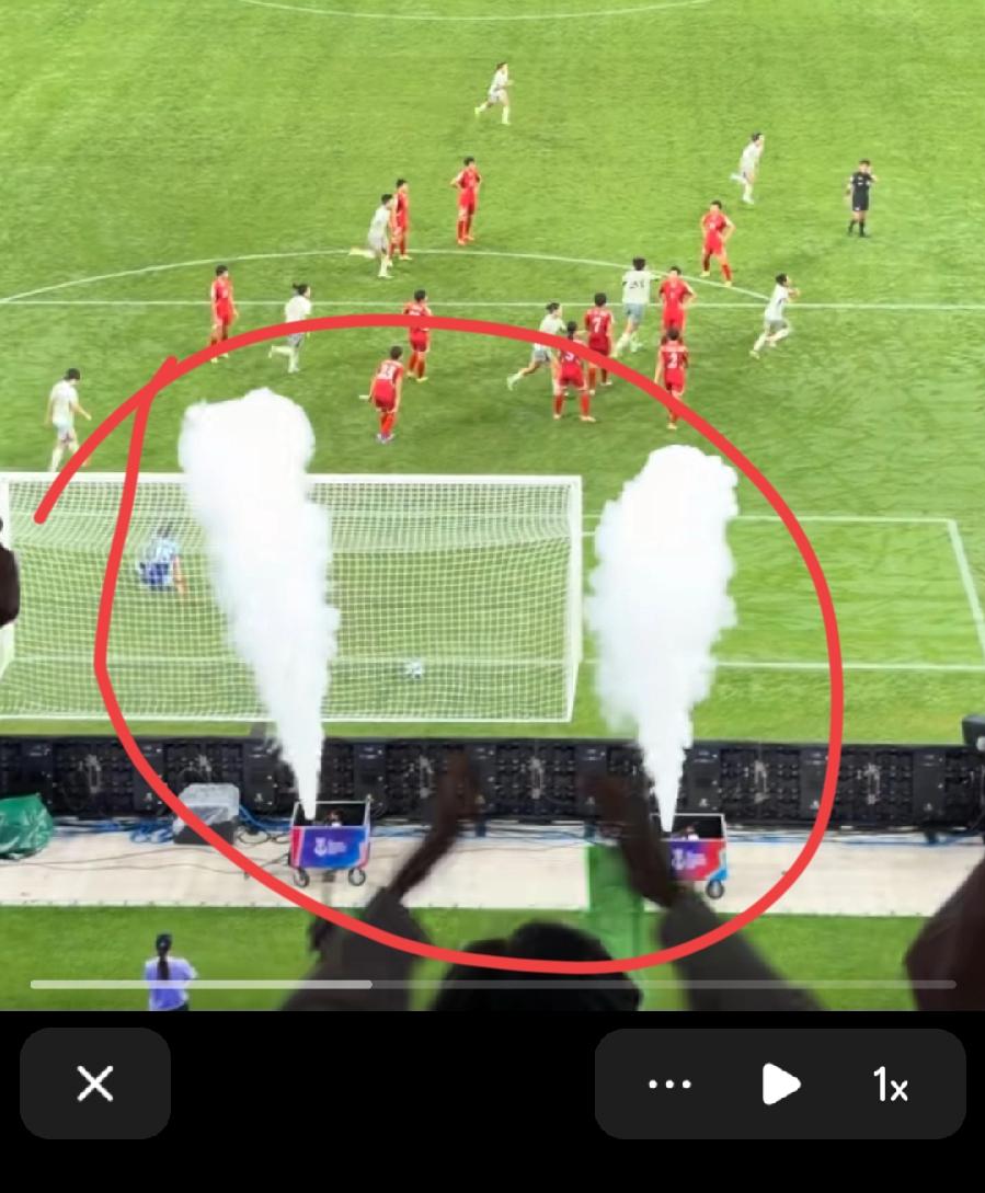 澳大利亚东道主后勤搞得不错，搞了两台庆祝进球的喷雾移动小车，就在球门正后面，中国