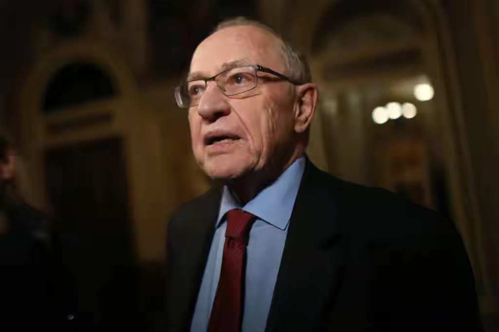 美国犹太裔法学泰斗德肖维茨说:“我打算成立一个组织，任何有反犹行为言论的人，哪怕