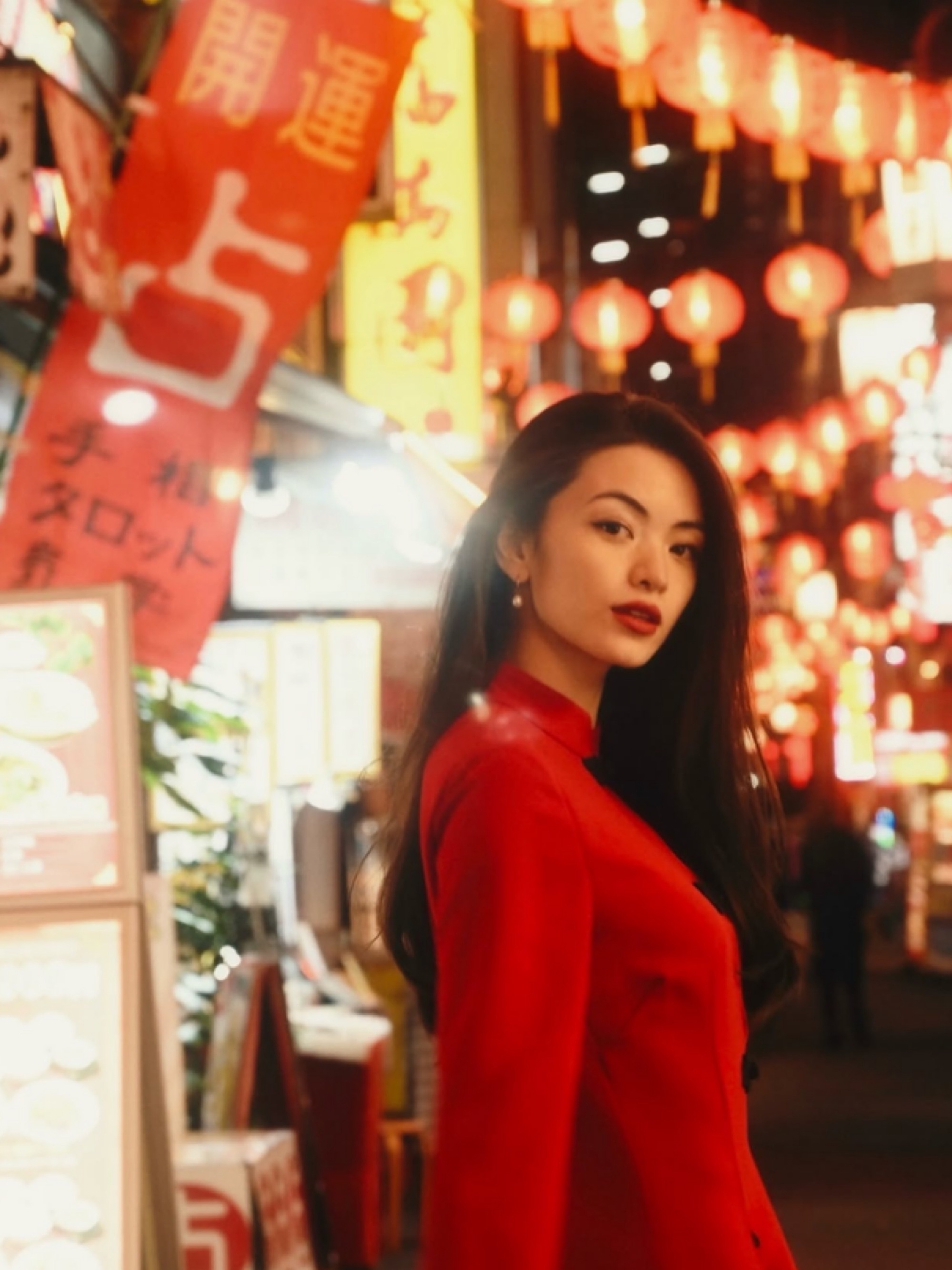 吴建豪新婚妻子荒卷绘美35岁的日本女歌手Emi Aramaki（荒卷绘美）。是一