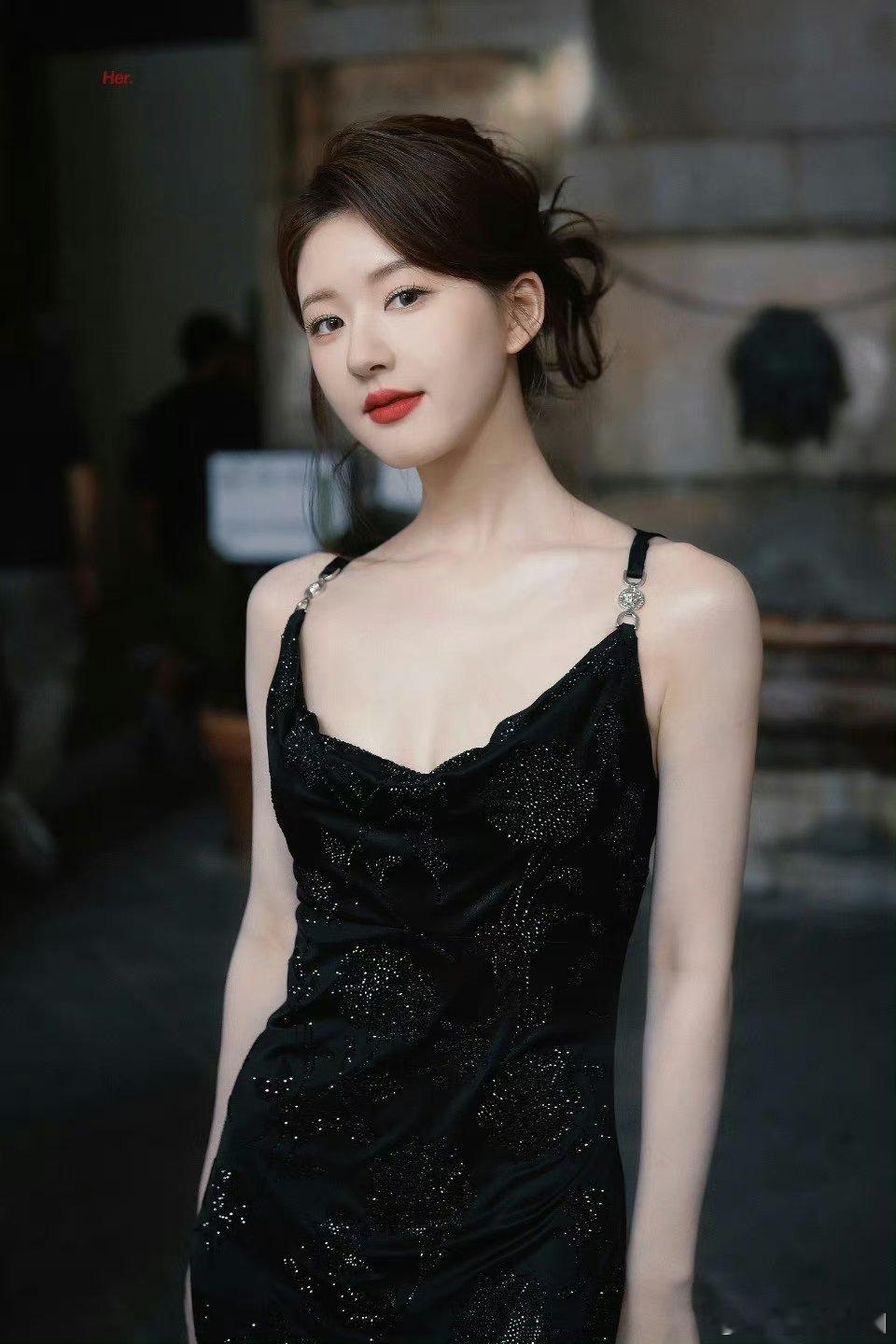 你还真别说[允悲][允悲][允悲]赵露思这些傻白甜角色演多了 忘了她身材这么好了