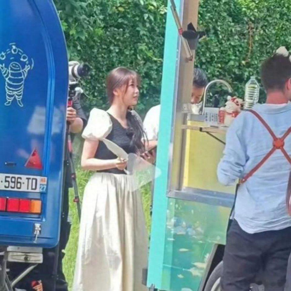 虞书欣路透面部扁平，杨幂侧面显老，明星正脸、侧脸区别大 