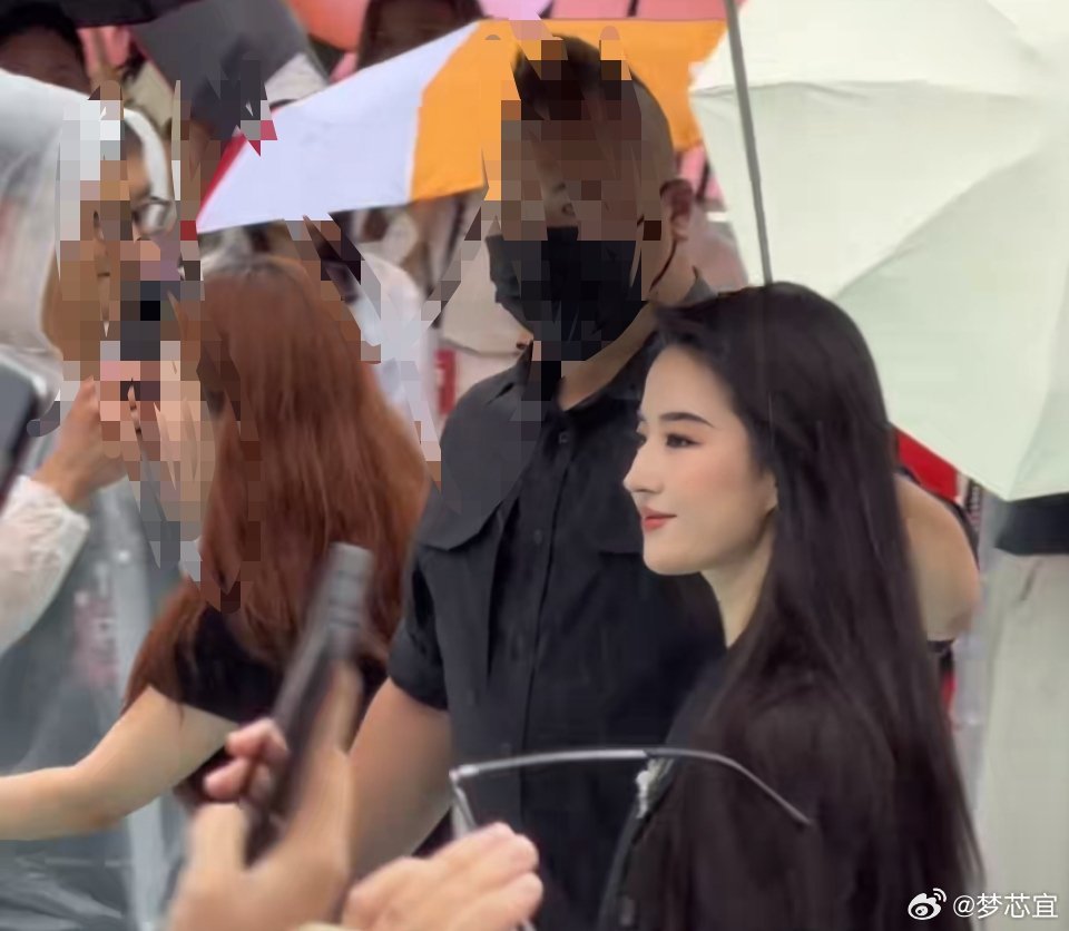 刘亦菲现身成都万象城人气爆棚成都下大雨，现场依旧人山人海，黑西装大女主气场全开，