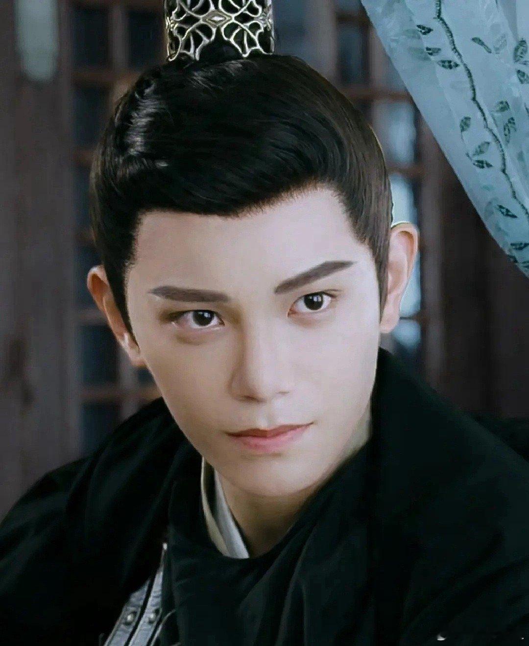 小丁是被牙套给害了吧  现在说话还有点歪嘴了 ​​​