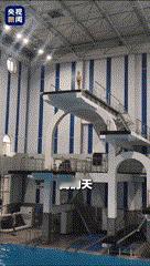 [月亮]这个小孩火到央媒了！”上海6岁“小孩哥”站上10米跳台，在场的人说有危险