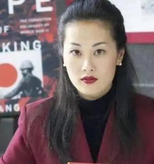 1968年，她在美国出生，祖父是抗日国军将领。 她本可以在大洋彼岸幸福地度过自己