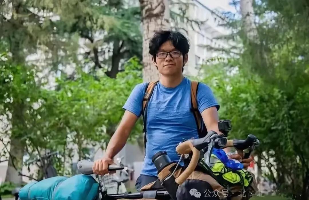 19岁昆明小伙李俊辰考上北京外国语大学，他没坐飞机没乘高铁也没自驾，而是骑自行车