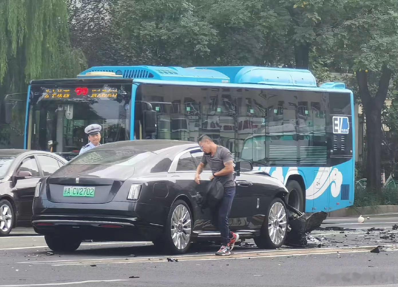 陈震劳斯莱斯发生车祸才提的新车…这回震哥应该是真受不了了 ​​​