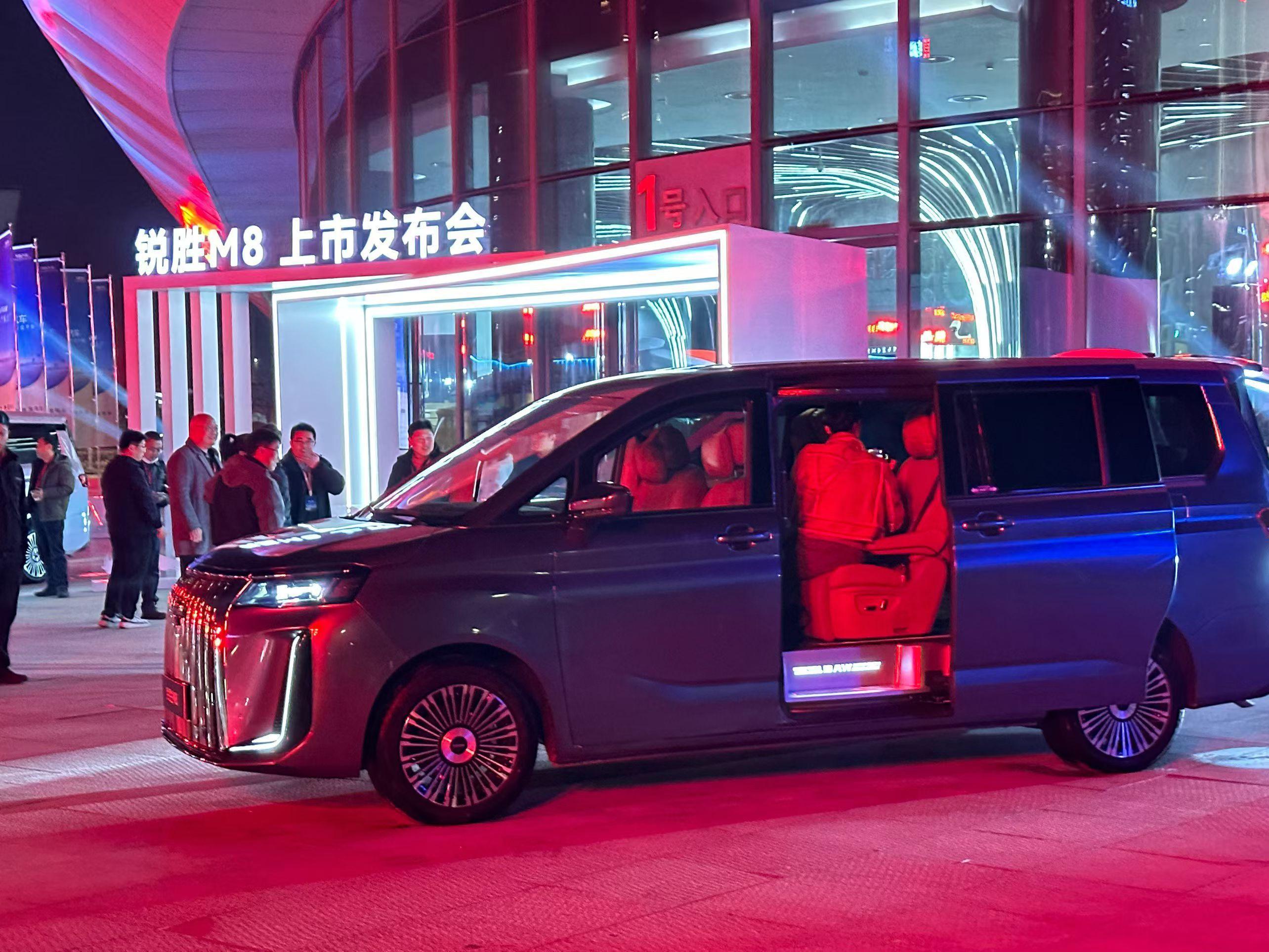 人人皆上座，锐胜M8，在苏州，中国品质MPV实干家，开驶新世界。百家车坛